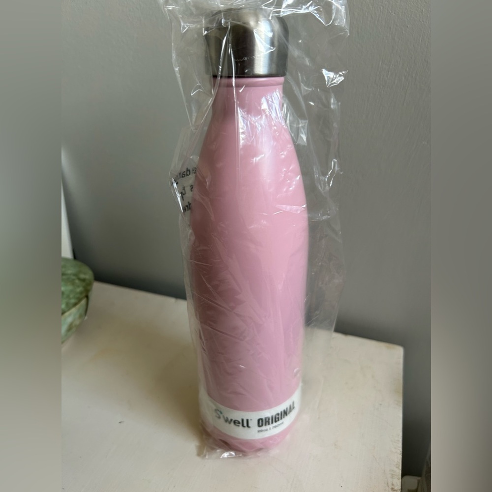New in package 25oz SWELL bottle